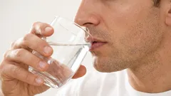 Um hábito simples: especialistas explicam para que serve beber um copo de água morna