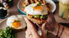 Que alimentos comer ao pequeno-almoço e quais evitar: conselhos de nutricionistas