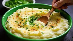 Puré fica fofo e sem grumos: chef revela o que acrescentar mesmo no final