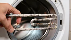 O calcário desprende-se da máquina de lavar em pedaços: um produto de cozinha comum ajuda