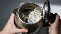 O calcário desaparece em poucos minutos: veja o que deve colocar na chaleira em vez de vinagre