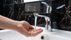 Porque é que a pressão da água da torneira ficou fraca: possíveis causas e formas de resolver