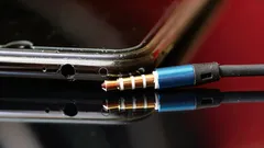 Para onde foi a entrada para auscultadores: razões pelas quais os telemóveis novos já não têm ficha de 3,5 mm