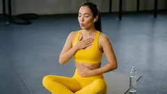 Costas direitas e barriga a reduzir: esta combinação de exercícios substitui horas de treino