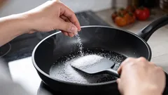 Por que deve esfregar uma frigideira nova com sal: um procedimento que a protege de problemas