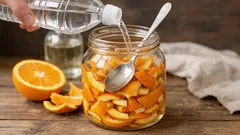 Por que vale a pena deixar cascas de laranja em infusão em vinagre — um truque caseiro muito útil