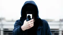 Estão a vigiar-te através da câmara do telemóvel? Especialista explica como verificar