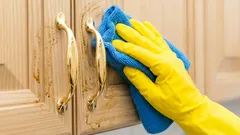 A frente da cozinha fica limpa de gordura em 5 minutos: este produto resolve rapidamente