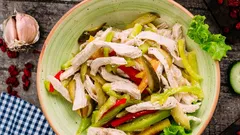15 minutos na cozinha e todos os convidados ficam satisfeitos: salada deliciosa com pickles