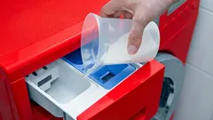 Remove o calcário, o bolor e o mau cheiro: basta deitar isto na máquina de lavar roupa