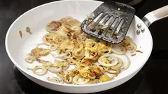 Um truque — e a cebola frita ficará estaladiça: eis o que deve acrescentar à frigideira