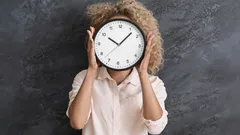 Porque é que o tempo passa mais depressa com a idade? Psicólogos respondem