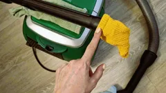 Por que colocar uma meia velha no aspirador: um truque simples que todos vão apreciar